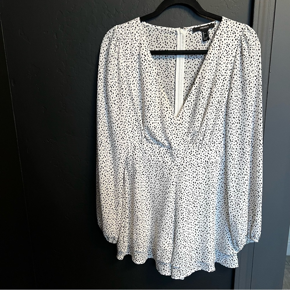 Forever 21 Romper White with black polka dots Long sleeves Zipper back, V-neck S